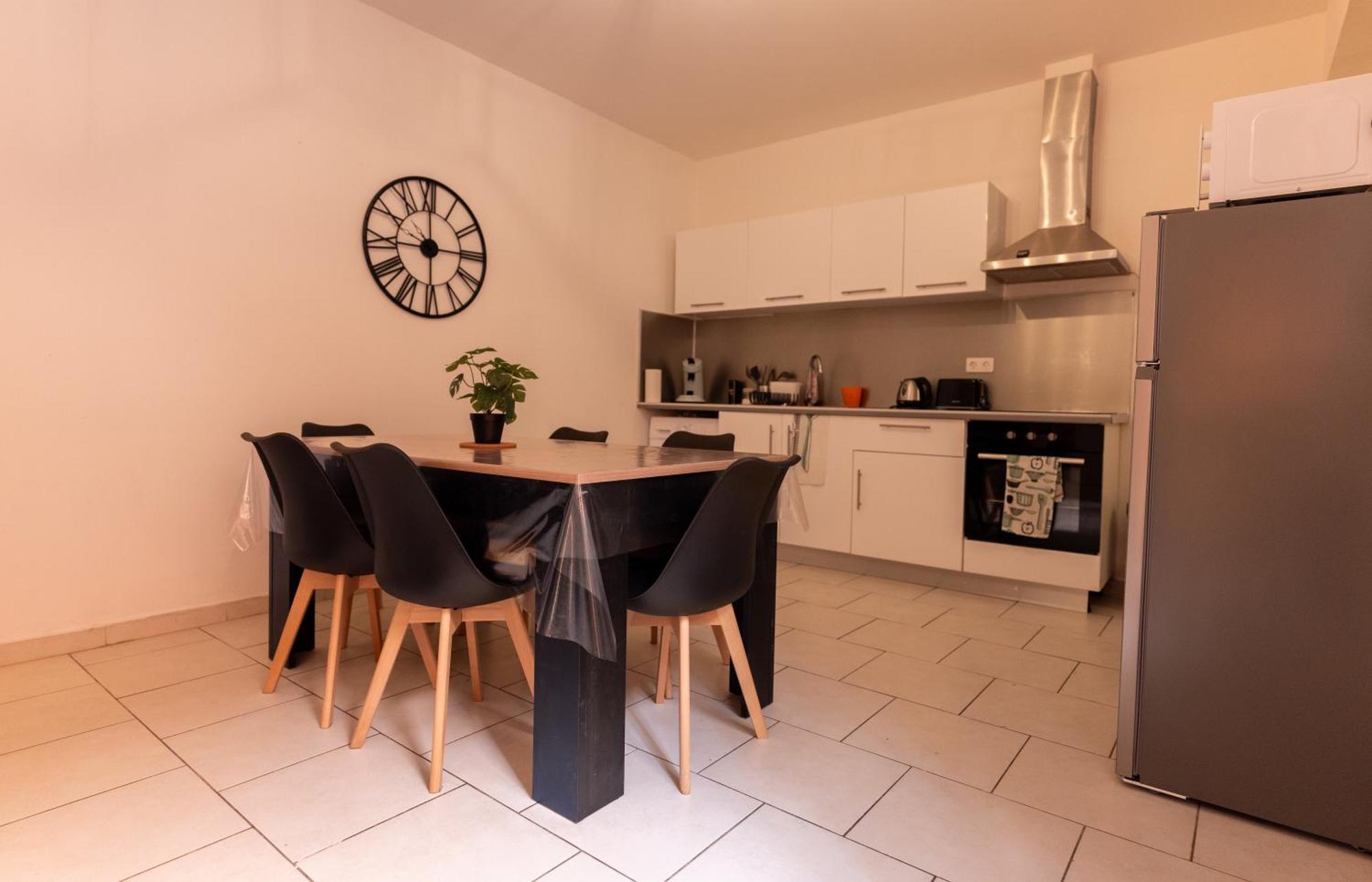 Appartement Tout Equipe Pour 6 Personnes A 15Min Des Plages Beziers Exterior photo