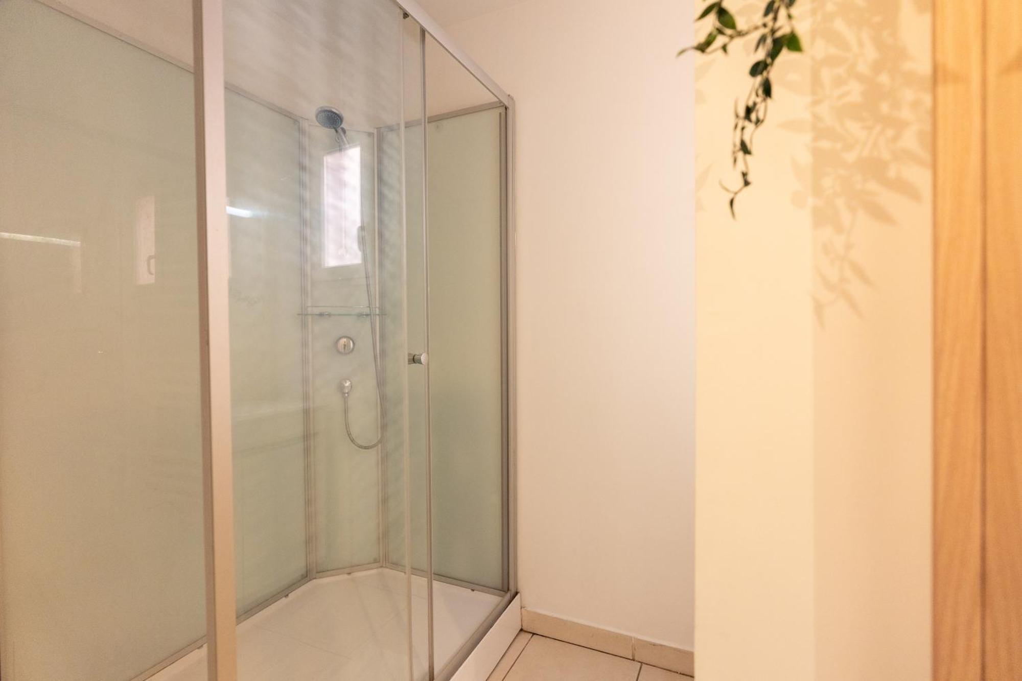 Appartement Tout Equipe Pour 6 Personnes A 15Min Des Plages Beziers Exterior photo