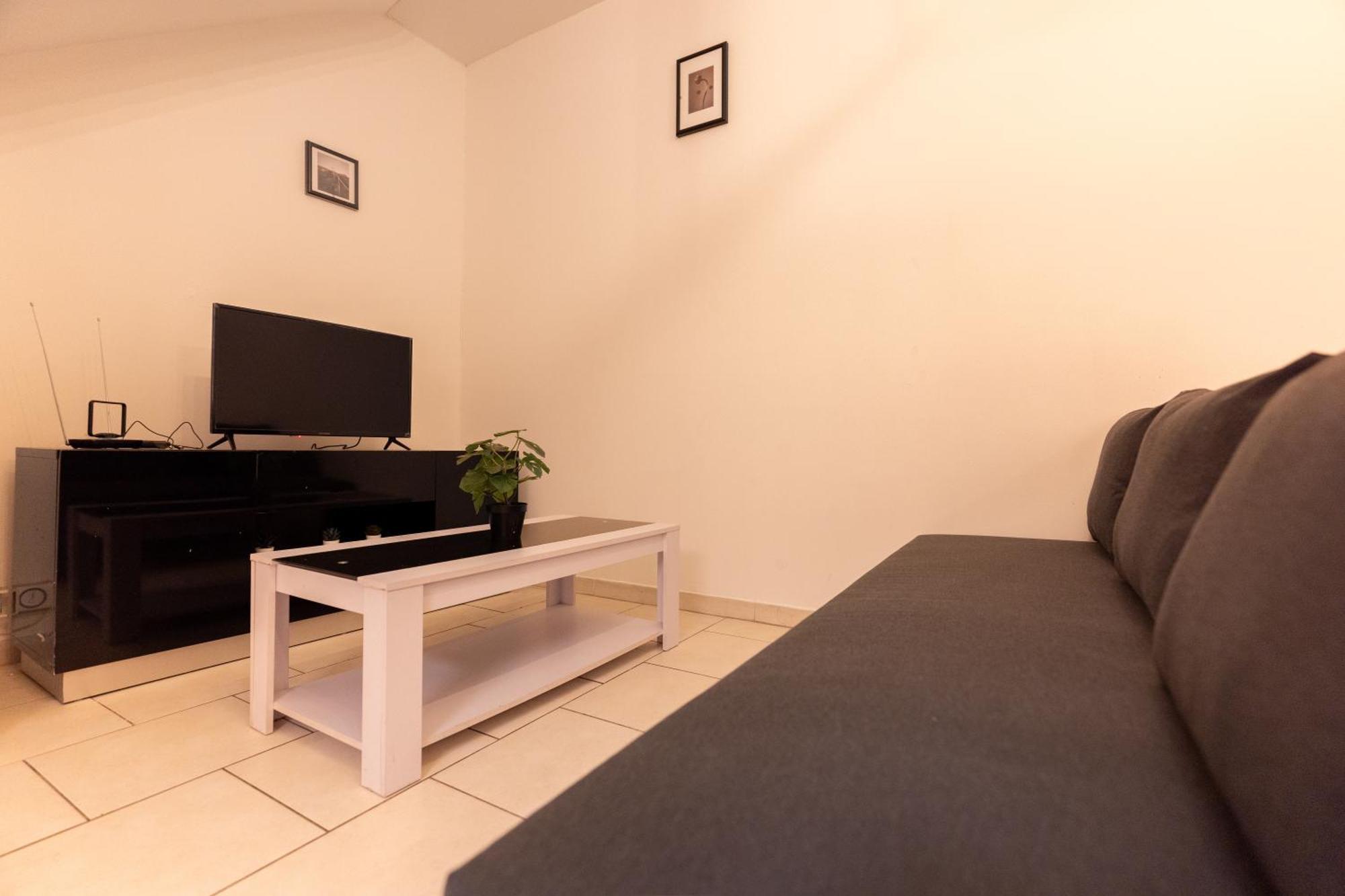 Appartement Tout Equipe Pour 6 Personnes A 15Min Des Plages Beziers Exterior photo